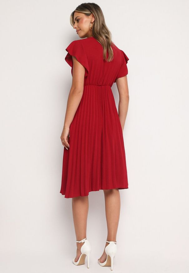 Born2be - Bordowa Sukienka Plisowana o Rozkloszowanym Fasonie i Trójkątnym Dekolcie Rissara. Okazja: na co dzień, na spotkanie biznesowe. Kolor: czerwony. Materiał: skóra, materiał. Długość rękawa: krótki rękaw. Styl: biznesowy, casual, elegancki