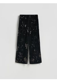 Reserved - Spodnie z cekinami - czarny. Kolor: czarny. Materiał: dzianina #1