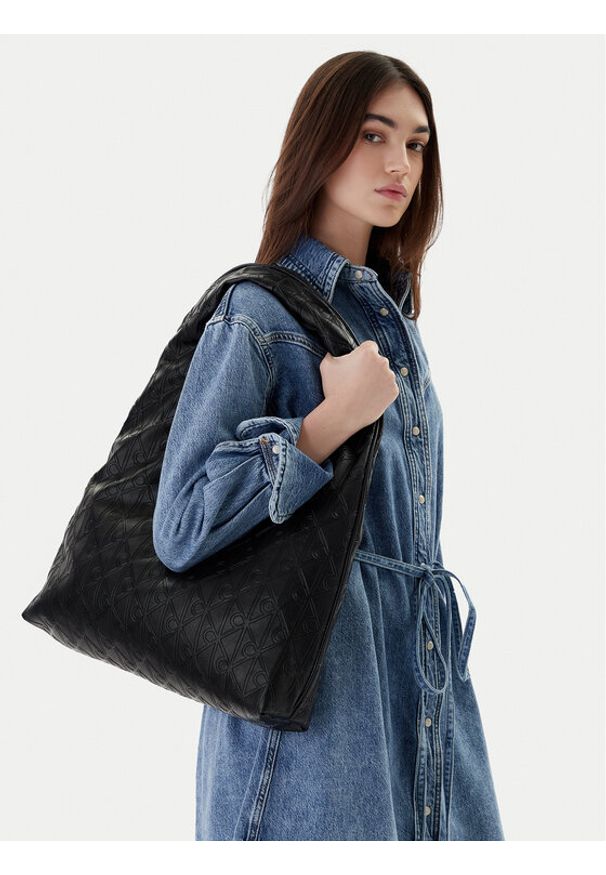 Calvin Klein Torebka Emblem Aop Puffer Lg Shoulder Ba LV04F3199G Czarny. Kolor: czarny. Materiał: skórzane