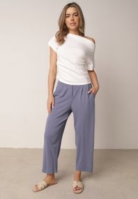 Born2be - Niebieskie Spodnie z Eleganckimi Zakładkami i Nogawkami o Długości 3/4 Dorasea. Okazja: do pracy, na co dzień. Kolekcja: plus size. Kolor: niebieski. Styl: elegancki #2