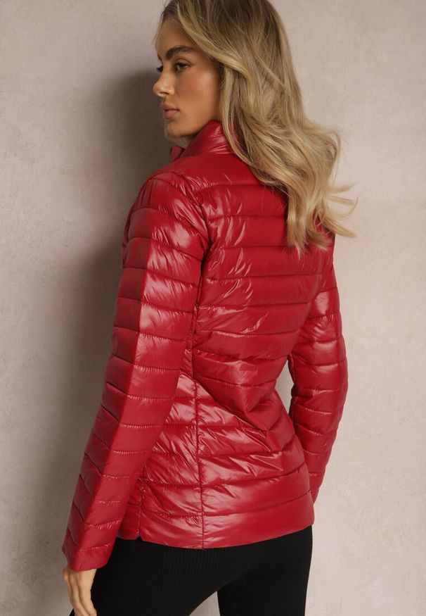 Renee - Bordowa Przejściowa Kurtka Pikowana z Zasuwanymi Kieszeniami Asethalia. Typ kołnierza: bez kaptura. Kolor: czerwony. Materiał: jeans. Wzór: aplikacja. Styl: klasyczny