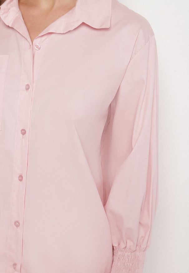 Born2be - Jasnoróżowa Bawełniana Koszula z Marszczonymi Rękawami i Falbankami Tanandoria. Okazja: na co dzień. Typ kołnierza: kołnierz z falbankami. Kolor: różowy. Materiał: bawełna. Długość: długie. Wzór: aplikacja. Styl: elegancki, casual