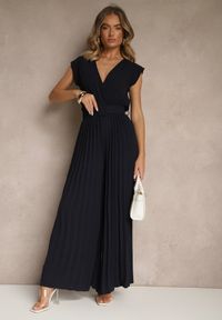 Renee - Granatowy Kopertowy Kombinezon Wide Leg Zdobiony Plisami i Paskiem z Klamrą Salirella. Okazja: na wesele, na ślub cywilny. Kolor: niebieski. Wzór: aplikacja. Styl: elegancki