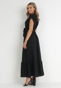 Born2be - Czarna Sukienka Maxi Wiązana W Pasie z Gumką w Talii Vynyndu. Typ kołnierza: kołnierzyk stójkowy, dekolt kopertowy. Kolor: czarny. Długość rękawa: krótki rękaw. Typ sukienki: kopertowe, rozkloszowane. Długość: maxi #5