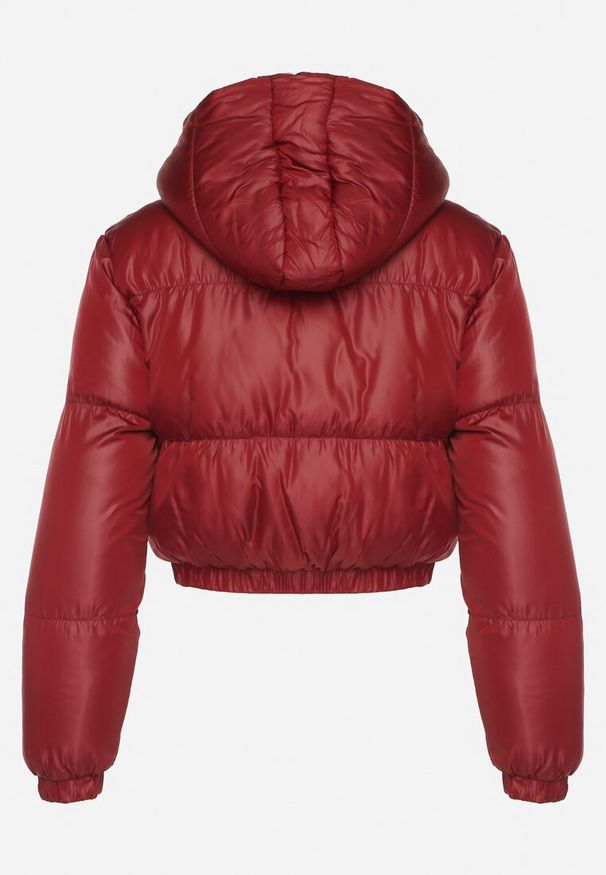 Born2be - Bordowa Kurtka Pikowana o Krótkim Fasonie z Kapturem Tinthella. Okazja: na spacer, na co dzień. Typ kołnierza: kaptur. Kolor: czerwony. Materiał: jeans. Długość: krótkie. Wzór: aplikacja. Styl: elegancki, casual