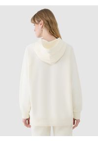 4f - 4F Bluza dresowa nierozpinana z kapturem damska - biała XXL. Okazja: na co dzień. Typ kołnierza: kaptur. Kolor: biały. Materiał: dresówka. Długość rękawa: raglanowy rękaw. Wzór: gładki, ze splotem. Styl: casual, sportowy
