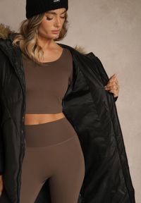 Renee - Czarna Kurtka z Pikowanymi Przeszyciami i Kapturem z Futrem Alandrie. Okazja: na co dzień. Typ kołnierza: golf. Kolor: czarny. Materiał: futro. Styl: casual #4