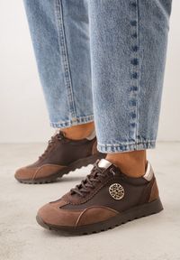 Renee - Brązowe Sneakersy ze Skórzaną Wkładką Ozdobione Metaliczną Aplikacją Tidina. Zapięcie: sznurówki. Kolor: brązowy. Materiał: skóra. Wzór: aplikacja. Sezon: wiosna #1