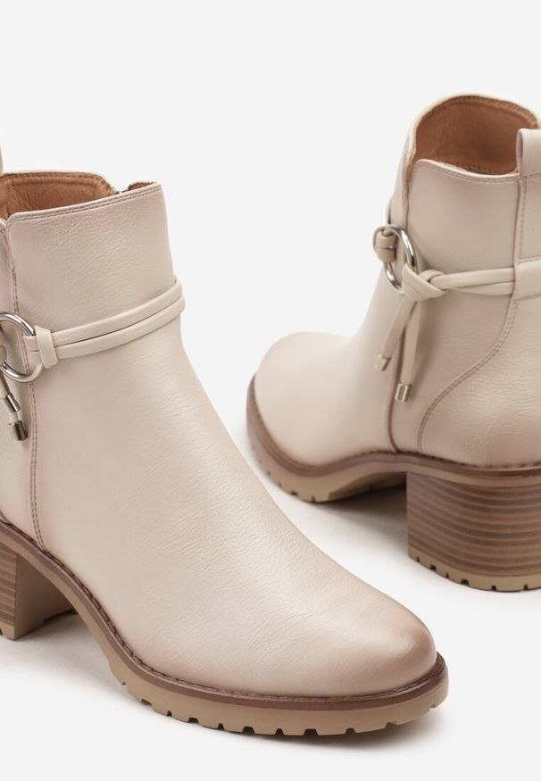 Born2be - Beżowe Botki na Słupku z Aplikacją przy Cholewce Tulonisse. Okazja: na spacer, na co dzień. Kolor: beżowy. Materiał: dzianina, jeans, wełna. Szerokość cholewki: normalna. Wzór: aplikacja. Obcas: na słupku. Styl: klasyczny, casual, elegancki. Wysokość obcasa: średni