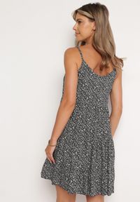 Born2be - Czarna Bawełniana Sukienka Rozkloszowana na Ramiączkach z Falbanką Piloa. Kolor: czarny. Materiał: bawełna. Długość rękawa: na ramiączkach. Wzór: kwiaty. Sezon: lato #5