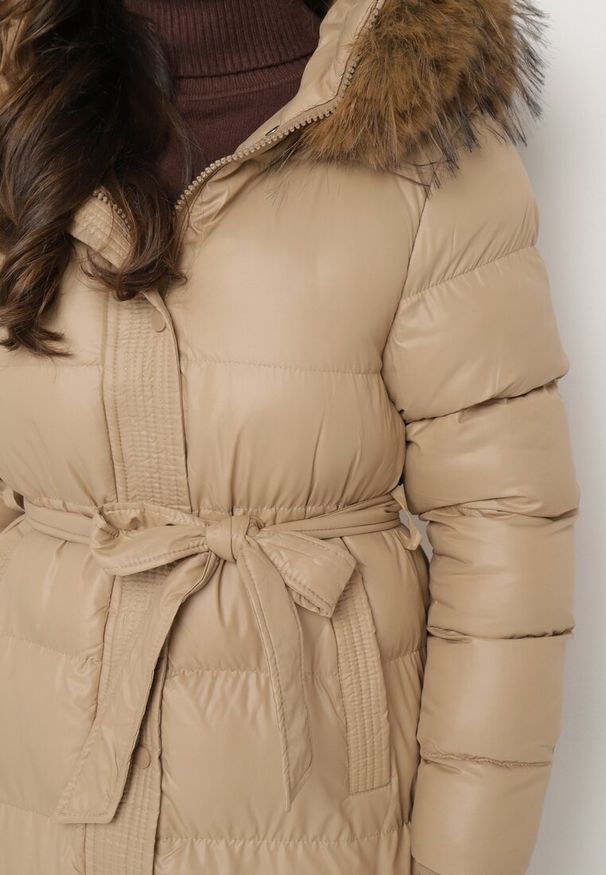 Born2be - Beżowa Długa Pikowana Kurtka z Kapturem Odpinanym Futerkiem i Paskiem w Talii Serenira. Okazja: na spacer. Typ kołnierza: kaptur. Kolor: beżowy. Materiał: futro. Długość: długie. Styl: elegancki