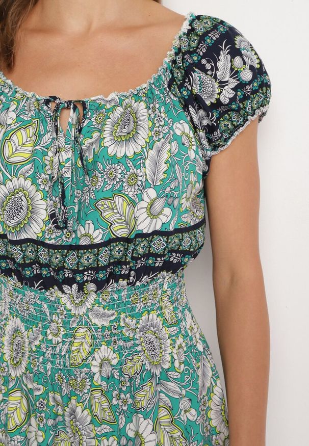 Born2be - Zielona Wzorzysta Sukienka Bawełniana o Rozkloszowanym Kroju z Marszczeniem w Talii Vialor. Okazja: na co dzień. Kolor: zielony. Materiał: bawełna. Długość rękawa: krótki rękaw. Wzór: aplikacja, kwiaty. Styl: casual, elegancki