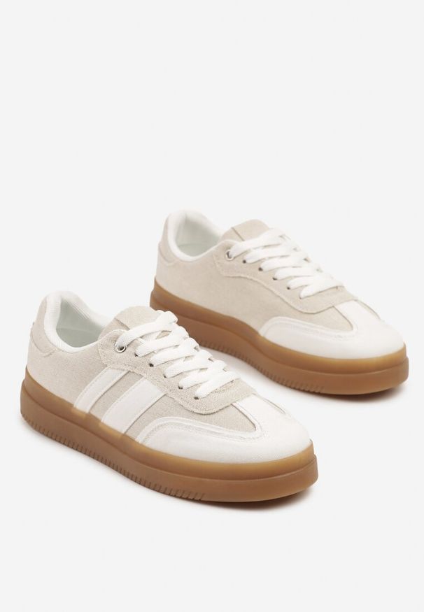 Born2be - Biało-Beżowe Sneakersy w Stylu Tenisówek z Paskami Falanisa. Okazja: na co dzień. Zapięcie: pasek. Kolor: biały. Materiał: jeans