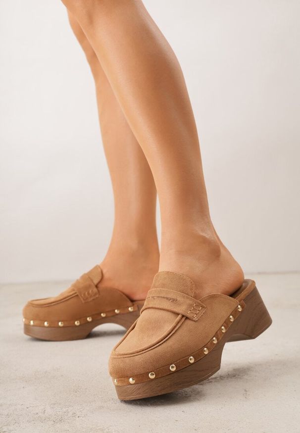 Renee - Jasnobrązowe Klapki Drewniaki o Fasonie Loafersów z Ozdobnymi Nitami Sargita. Okazja: na co dzień. Kolor: brązowy. Materiał: skóra. Wzór: haft. Styl: casual, elegancki