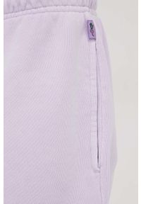 Levi's® - Levi's szorty bawełniane damskie kolor fioletowy gładkie high waist. Okazja: na spotkanie biznesowe. Stan: podwyższony. Kolor: fioletowy. Materiał: bawełna. Wzór: gładki. Styl: biznesowy #2