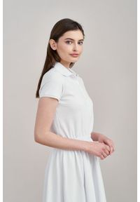 Marie Zélie - Sukienka Polo z gumką biała krótki rękaw. Okazja: do pracy, na co dzień. Typ kołnierza: polo. Kolor: biały. Materiał: bawełna, dzianina, materiał. Długość rękawa: krótki rękaw. Typ sukienki: proste, sportowe. Styl: wakacyjny, sportowy, klasyczny, casual #8