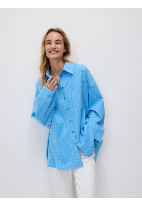 Reserved - Koszula oversize - jasnoniebieski. Kolor: niebieski. Materiał: tkanina, wiskoza