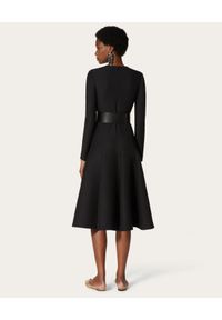 VALENTINO - Czarna sukienka z krepy midi. Kolor: czarny. Materiał: wełna, jedwab. Typ sukienki: dopasowane, rozkloszowane. Styl: elegancki. Długość: midi #4