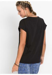 Shirt oversize bonprix czarny z hasłem. Kolor: czarny. Wzór: nadruk #2