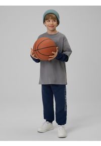 4f - 4F Spodnie dresowe joggery chłopięce - granatowe 152 (11-12 lat). Okazja: na co dzień. Kolor: niebieski. Materiał: dresówka. Sezon: lato. Styl: casual #1