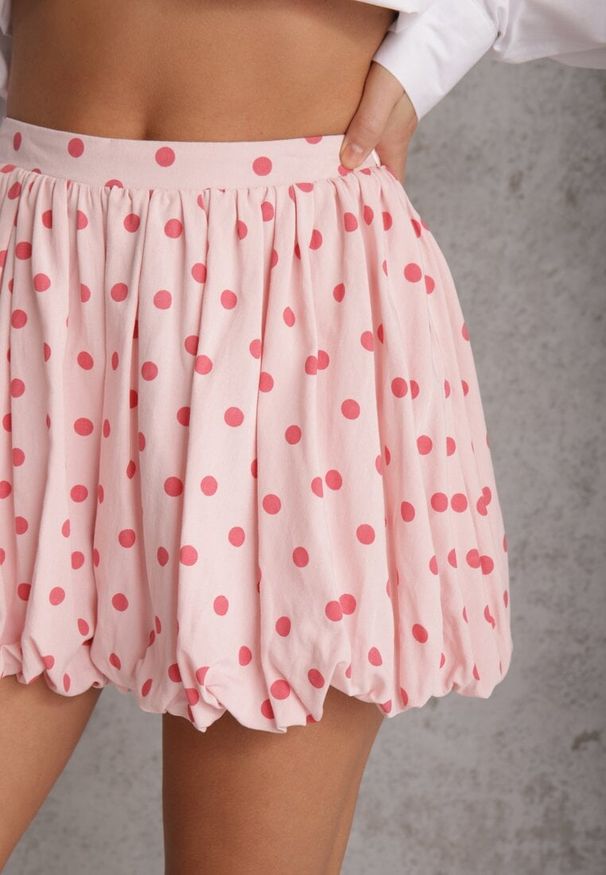 Renee - Różowe Szorty z Wiskozą i Bawełną w Stylu Bombki z Motywem Kropek Dita. Okazja: na co dzień. Kolor: różowy. Materiał: wiskoza, bawełna. Wzór: kropki. Sezon: lato. Styl: casual
