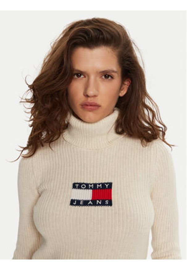 Tommy Jeans Golf Flag DW0DW18678 Écru Regular Fit. Typ kołnierza: golf. Materiał: syntetyk