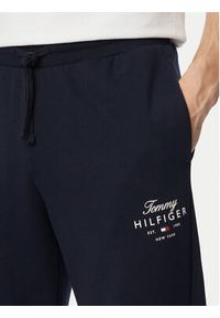 TOMMY HILFIGER - Tommy Hilfiger Spodnie dresowe Script Stack MW0MW44332 Granatowy Regular Fit. Kolor: niebieski. Materiał: bawełna #4