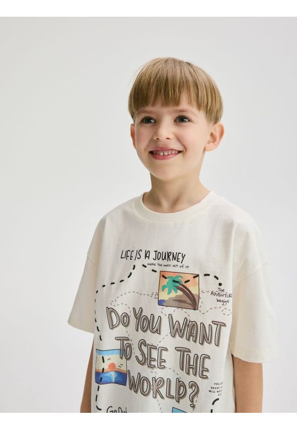 Reserved - Bawełniany t-shirt z nadrukiem - złamana biel. Materiał: bawełna. Wzór: nadruk