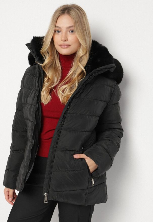 Born2be - Czarna Taliowana Kurtka z Pikowanymi Przeszyciami i Kapturem z Futrem Acindria. Okazja: na co dzień. Kolekcja: plus size. Kolor: czarny. Materiał: futro. Styl: casual