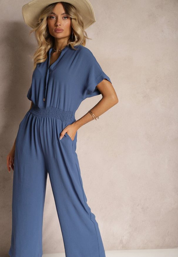 Renee - Granatowy Taliowany Kombinezon z Wiskozy Zapinany na Guziki Frisea. Kolor: niebieski. Materiał: wiskoza