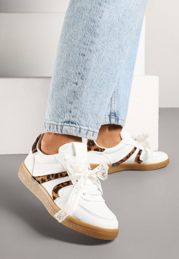 Renee - Białe Sneakersy Typu Kultowe Tenisówki z Ozdobną Odpinaną Kokardą Korilinda. Okazja: na imprezę, na co dzień. Kolor: biały. Materiał: jeans