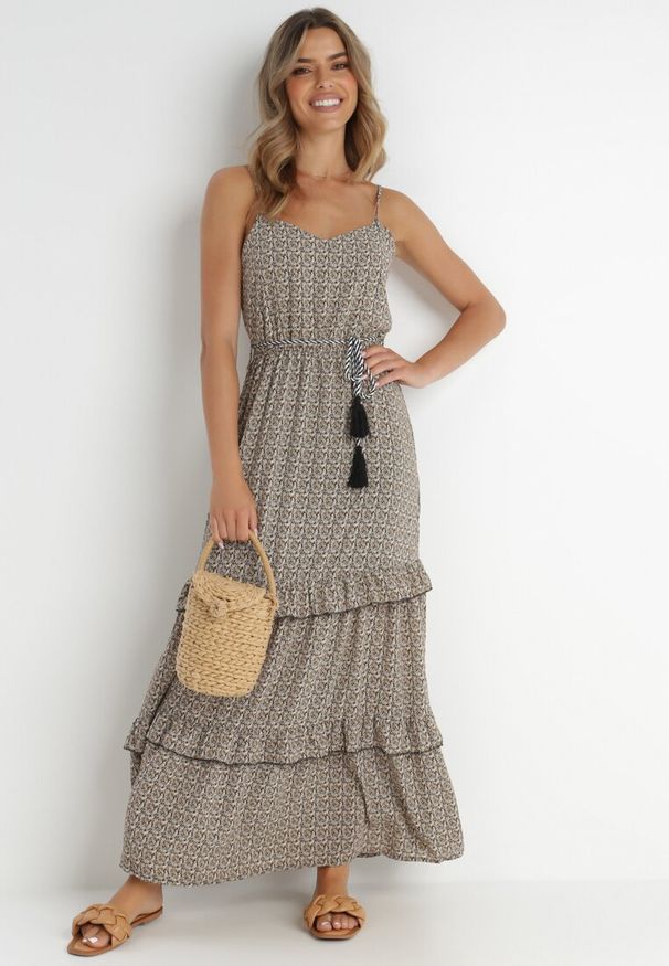 Born2be - Ciemnozielona Sukienka Darcy. Okazja: na co dzień. Typ kołnierza: kołnierz z falbankami. Kolor: zielony. Długość rękawa: na ramiączkach. Wzór: aplikacja. Sezon: lato. Styl: casual. Długość: maxi