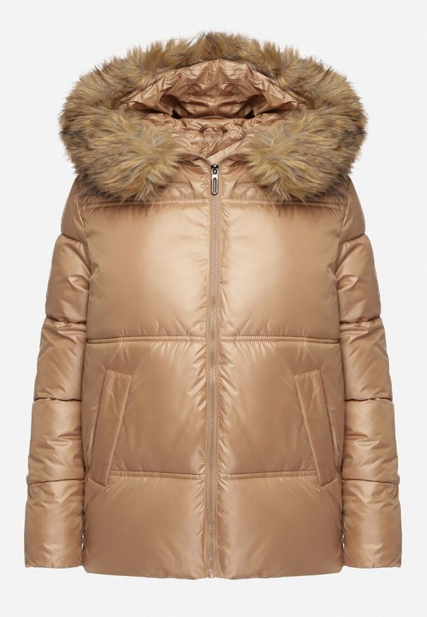 Born2be - Ciemnobeżowa Kurtka Pikowana z Kapturem z Odpinanym Futerkiem i Dłuższym Tyłem Clorina. Okazja: na co dzień. Typ kołnierza: kaptur. Kolor: brązowy. Materiał: futro. Długość: długie. Wzór: aplikacja. Styl: casual, elegancki, klasyczny