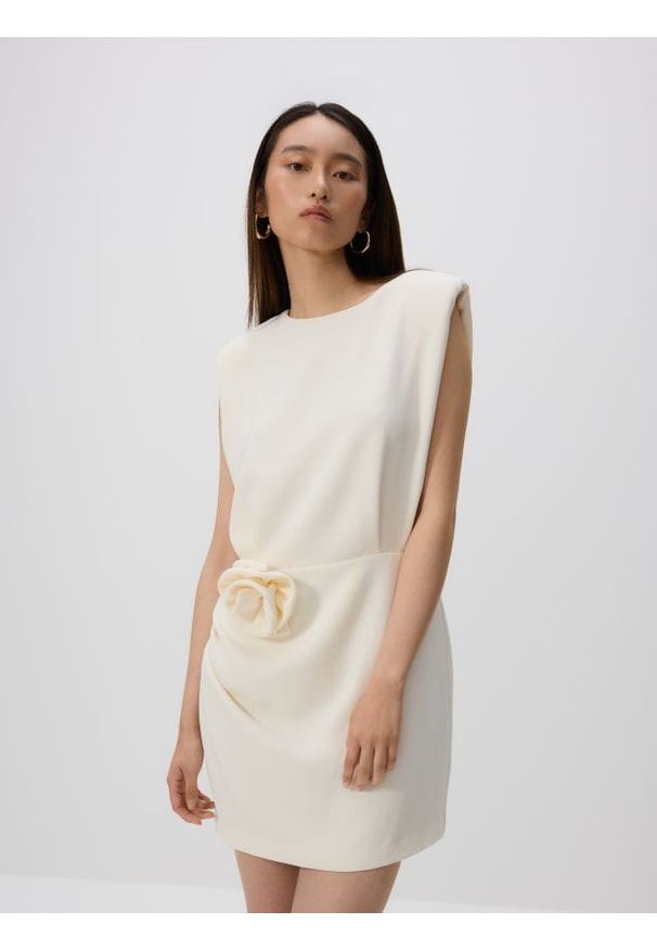 Reserved - Sukienka mini z ozdobną różą - złamana biel. Materiał: dzianina. Wzór: gładki. Długość: mini