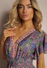 Renee - Różowo-Niebieska Rozkloszowana Sukienka w Etniczny Wzór z Krótkim Rękawem i Gumką w Pasie Zorisa. Typ kołnierza: dekolt w serek. Kolor: różowy. Długość rękawa: krótki rękaw. Sezon: lato. Typ sukienki: rozkloszowane. Styl: etno, elegancki, klasyczny #3