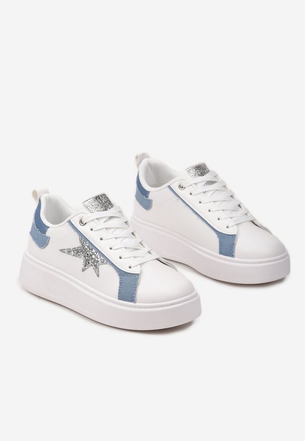Renee - Biało-Niebieskie Sneakersy Ozdobione Brokatem na Niskiej Platformie Leonare. Kolor: biały. Materiał: jeans. Wzór: aplikacja. Obcas: na platformie