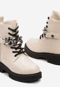 Born2be - Beżowe Zimowe Botki Workery na Grubej Podeszwie z Ozdobnym Łańcuszkiem przy Cholewce Rinnisae. Okazja: na co dzień. Kolor: beżowy. Materiał: welur, jeans, futro. Szerokość cholewki: normalna. Wzór: kolorowy, aplikacja. Sezon: zima. Styl: casual, elegancki