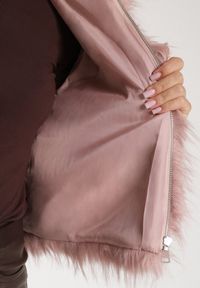 Born2be - Różowa Kurtka Futerko na Suwak z Kapturem Zetale. Okazja: na spacer. Typ kołnierza: kaptur. Kolor: różowy. Materiał: futro. Wzór: gładki #7