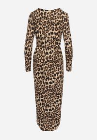 Born2be - Ciemnobeżowa Koktajlowa Kopertowa Sukienka w Panterkę o Dopasowanym Kroju z Gumką w Pasie Nikika. Okazja: na co dzień. Kolor: beżowy. Materiał: jeans. Wzór: motyw zwierzęcy. Typ sukienki: kopertowe. Styl: wizytowy #3