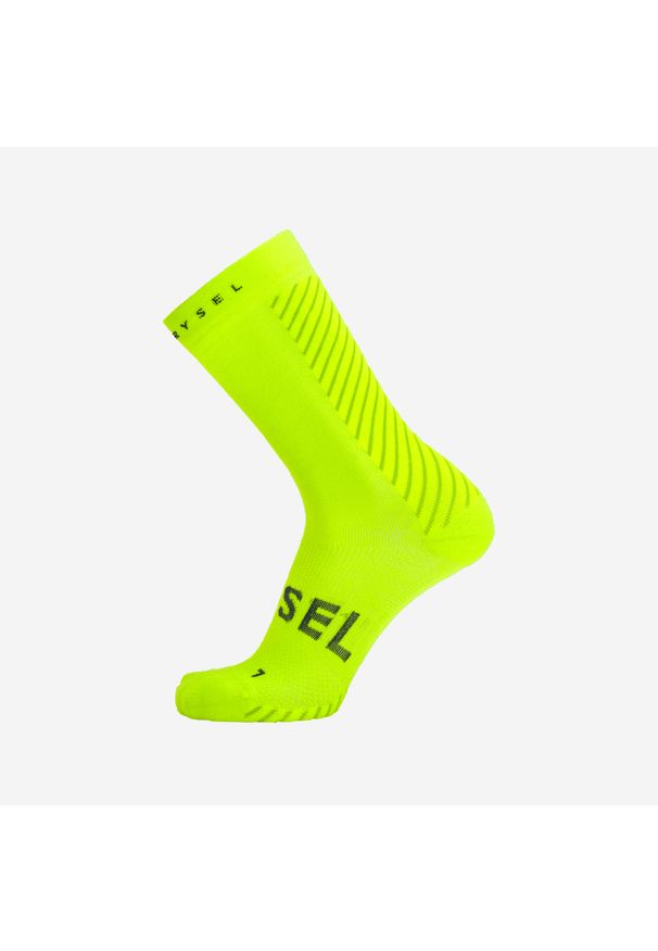 VAN RYSEL - Skarpety rowerowe Van Rysel 900 zimowe. Kolor: żółty, wielokolorowy, zielony. Materiał: poliester, wełna, poliamid, elastan. Technologia: Primaloft. Sport: kolarstwo