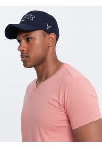 Ombre Clothing - Klasyczna męska bawełniana koszulka z dekoltem w serek BASIC – różowa V7. Typ kołnierza: dekolt w serek. Kolor: różowy. Materiał: bawełna. Wzór: ze splotem, jednolity. Styl: klasyczny #2