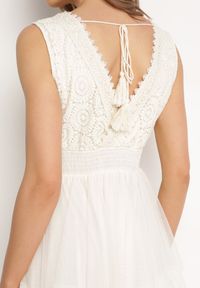 Born2be - Beżowa Sukienka z Kopertowym Dekoltem Wiązaniem na Plecach i Asymetrycznym Dołem z Siateczki Helolla. Okazja: na co dzień. Typ kołnierza: dekolt kopertowy. Kolor: beżowy. Materiał: jeans. Typ sukienki: asymetryczne, kopertowe. Styl: casual, elegancki #3