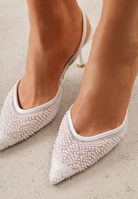 Renee - Białe Szpilki z Paskiem w Typie Slingback z Cholewką z Siateczki i Koralikami Carilriane. Zapięcie: pasek. Kolor: biały. Materiał: satyna. Szerokość cholewki: normalna. Wzór: aplikacja. Obcas: na szpilce. Styl: elegancki, glamour, wizytowy #8
