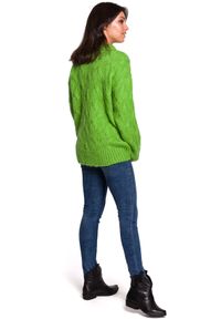 BE Knit - Sweter damski wełniany luźny fason ciepły puszysty zielony. Kolekcja: plus size. Kolor: zielony. Materiał: wełna. Długość rękawa: długi rękaw. Długość: długie. Wzór: ze splotem. Sezon: zima, jesień. Styl: klasyczny