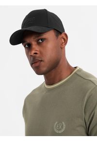 Ombre Clothing - Czapka męska bejsbolówka z daszkiem i prostokątną naszywką – czarna V1. Kolor: czarny. Materiał: bawełna. Wzór: aplikacja. Styl: klasyczny, sportowy, casual, elegancki