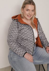 Born2be - Pomarańczowa Dwustronna Kurtka Pikowana z Kapturem Zidila. Okazja: na spacer, na co dzień. Typ kołnierza: kaptur. Kolekcja: plus size. Kolor: pomarańczowy. Materiał: jeans. Wzór: geometria. Styl: casual, sportowy #4