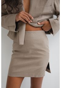 Marsala - Mini spódniczka z lnem w kolorze CAPPUCCINO- SOFIA-XS. Stan: podwyższony. Kolor: brązowy. Materiał: len. Styl: klasyczny #1