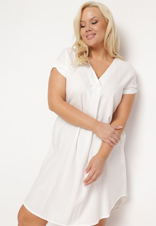 Born2be - Biała Pudełkowa Sukienka z Nakładką przy Dekolcie z Wiskozy Moaneni. Okazja: na co dzień. Kolor: biały. Materiał: wiskoza. Długość rękawa: krótki rękaw. Typ sukienki: proste. Styl: casual