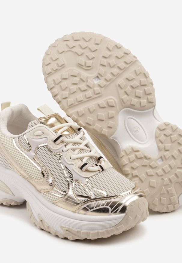 Renee - Złote Sneakersy na Platformie z Geometrycznym Wzorem Mevriane. Okazja: na co dzień. Kolor: złoty. Materiał: jeans. Wzór: geometria. Obcas: na platformie