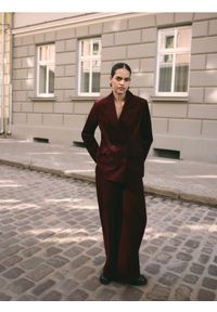 Reserved - Sztruksowe spodnie - mahoniowy. Kolor: brązowy. Materiał: sztruks #1